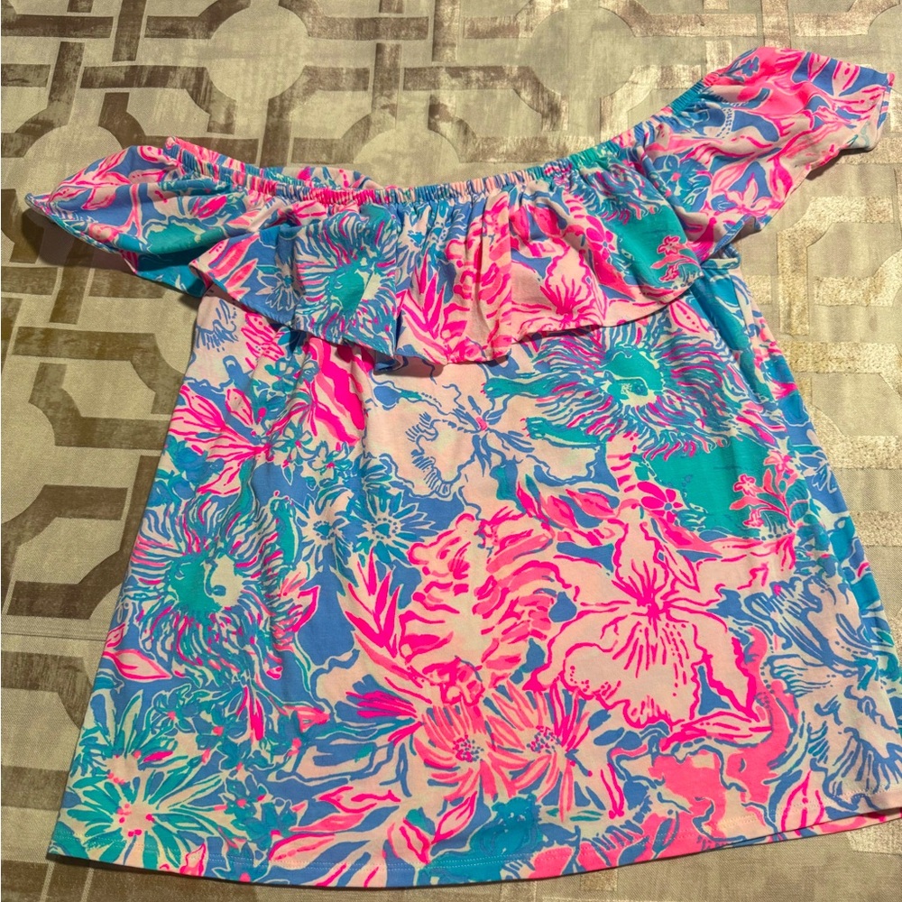 (Lilly Pulitzer) Beautiful blouse, only one time used. Super good condition